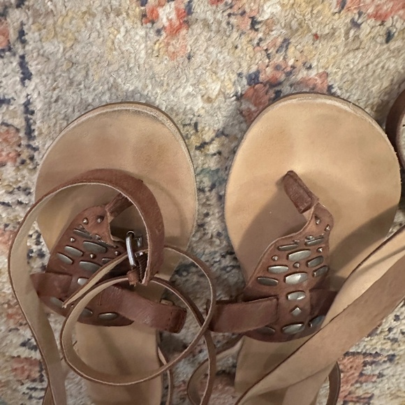 2 pairs of Koolaburra distressed leather ankle wrap sandals size 9. - Picture 6 of 12